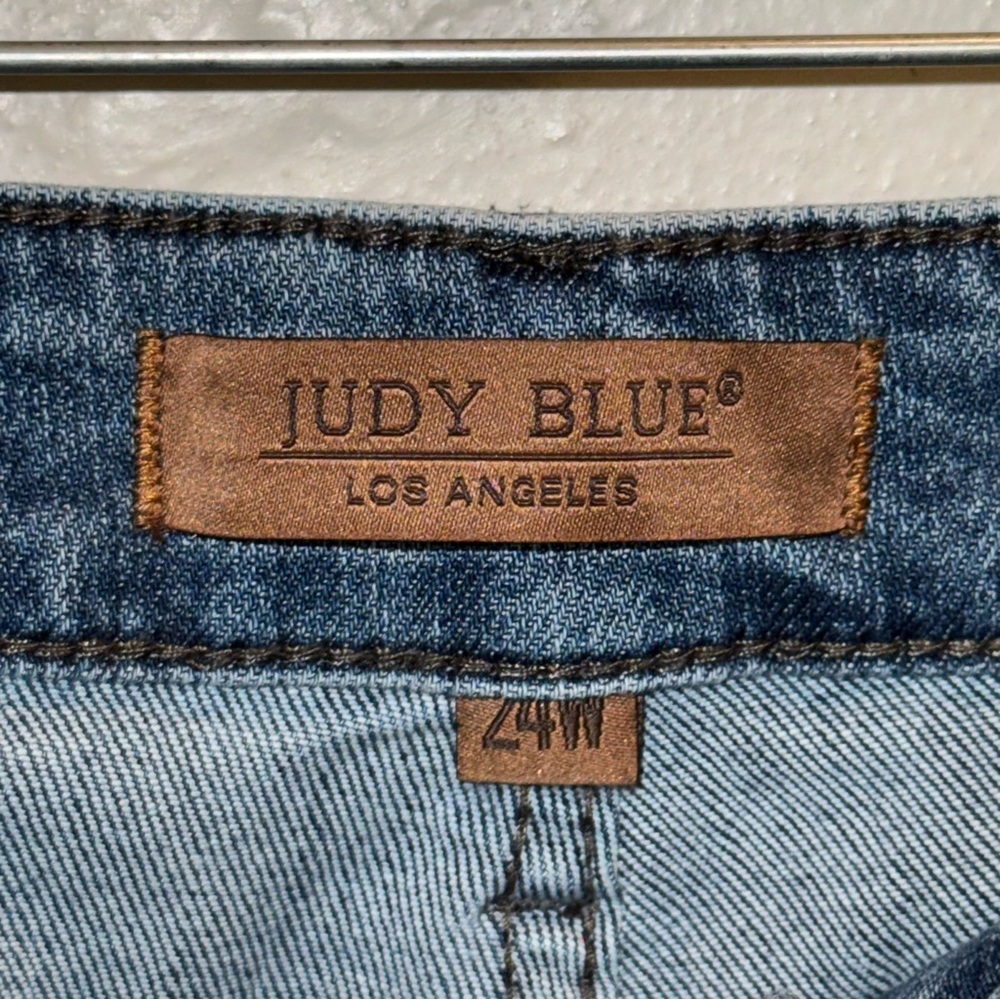Judy Blue Light Wash Ankle Crop Jeans with Side Braid - Picture 8 of 13